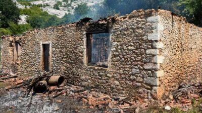 Tragjedi në vend: Nëna dhe dy fëmijët h*mbin jetën nga fIakët në banesë