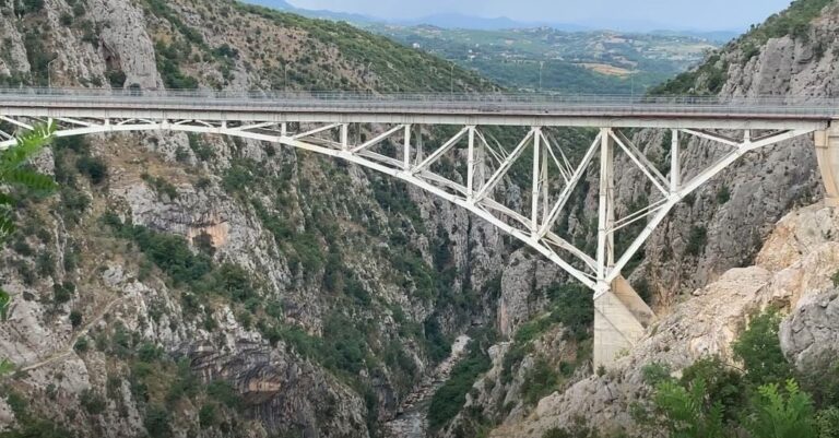 ‘Amanet fëmijën…’ Detaje të rënda! Ja cfarë i shkroi 35 vjecari bashkëshortes së tij para se të hidhej nga Ura e Vashës