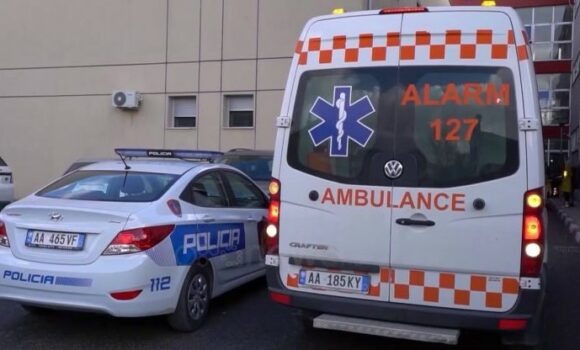 Ngjarje tragjike në Elbasan: 47-vjeçari gjendet i vd*kur në shkallët e pallatit