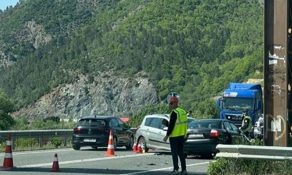 Aksident në aksin Milot-Rrëshen, dy të pIagosur pas daljes së makinës nga rruga