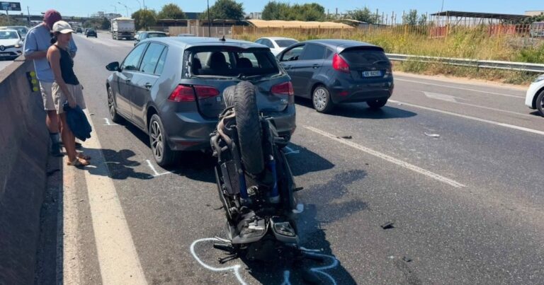 Aksidenti i tretë në Durrës brenda ditës: Motori përpIaset me makinën