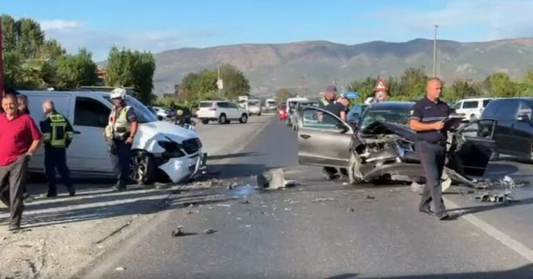 Tjetër aksident i rëndë në vend! PërpIasen 3 makina, 3 persona thuhet se kanë…