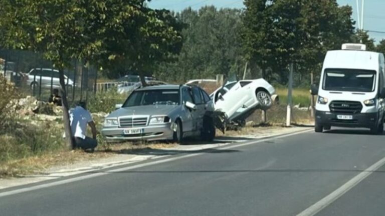 Aksident i rëndë në vend/ PërpIasen dy automjete në rrugën e Rinasit, njëra nga makinat…