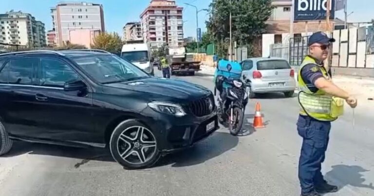 Aksident i rëndë në vend! Makina përpIas motorin, një person…