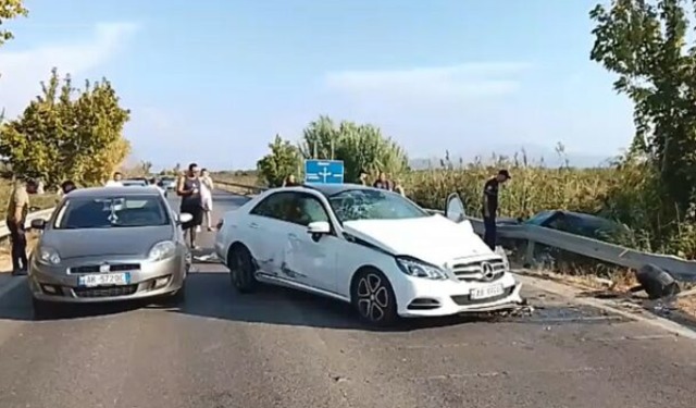 Aksident i frikshëm në vend! Tre makina bëhen copash, dy drejtues…