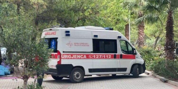 Aksident i rëndë në vend! Makina përfundon në kanal, shoferja raportohet të…