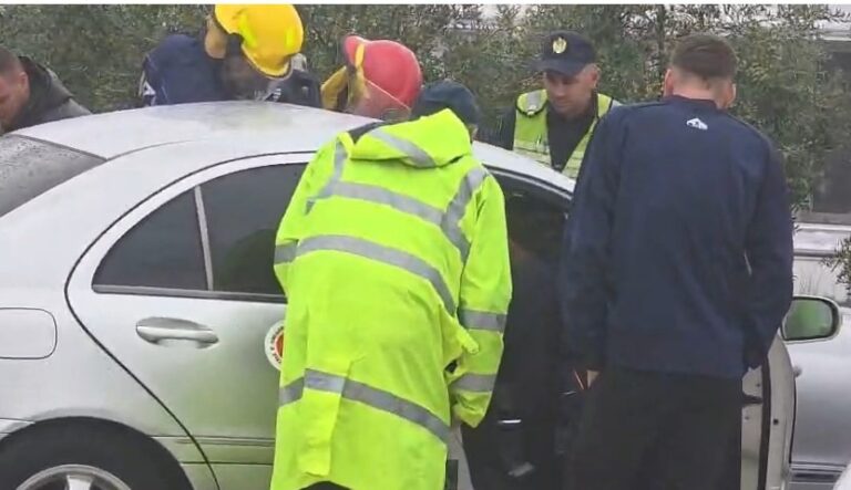 Makina del nga rruga dhe perfundon duke u perpIasur, burrë e grua raportohet te…