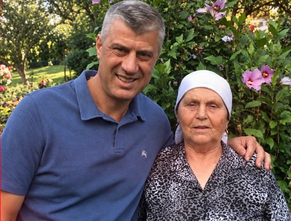 Gjallë e ngrata nan’, po këtë lajm të rëndë zemra s’ia mbanë/ Nëna e Hashim Thacit aspak në dijeni për DEN*MIN që mori i biri!