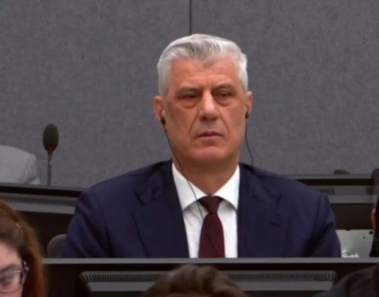 Video që po bënë xhiron në rrjet! Ja REAGIMI i Hashim Thacit kur iu komunikua dën*mi me 25 vite b*rg
