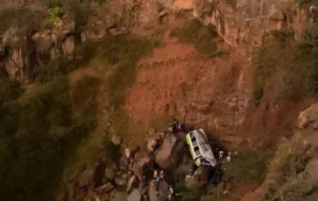 Bilanc tr*gjik pas daljes nga rruga të autobusit në ishullin Fogo