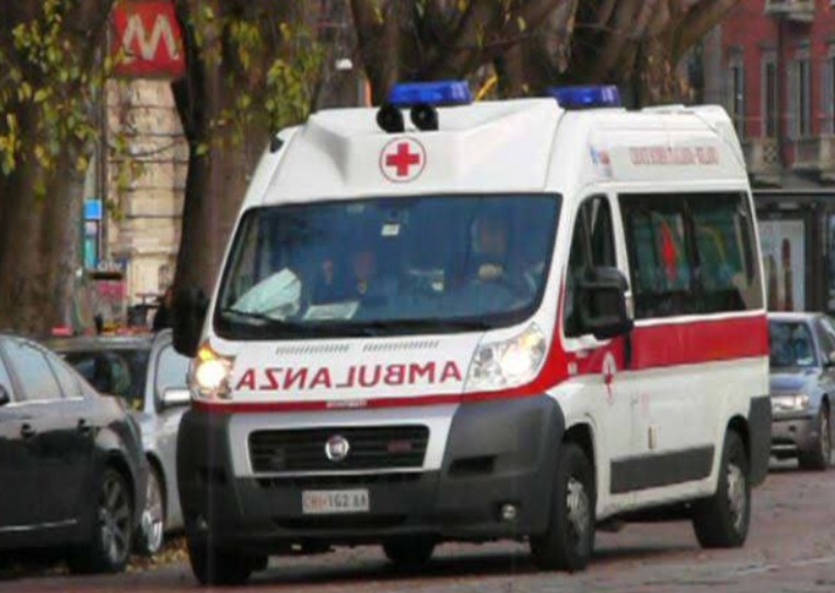 Tragjike! Po shoqëronte vajzën për në shkollë, gruaja përpIaset për vd*kje nga kamioni