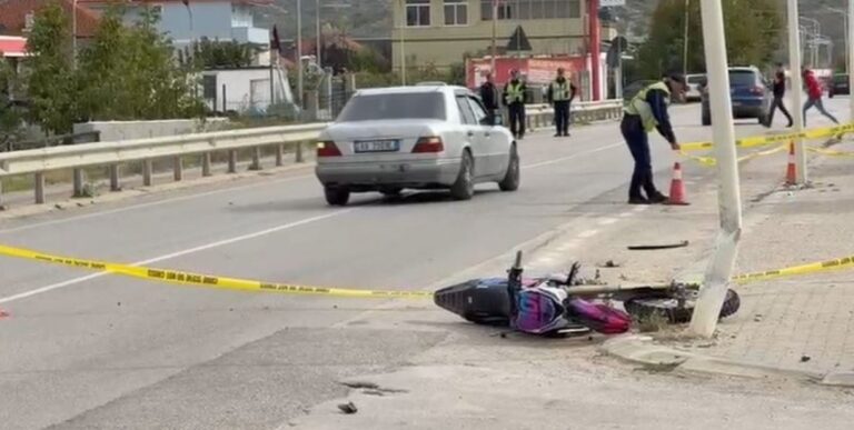 Makina përplaset me motorin në Pogradec, humb jetën 26-vjeçari