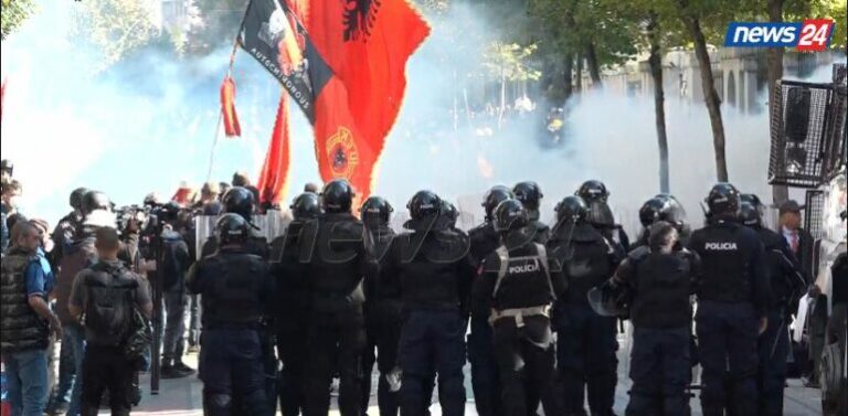 735 pedagogë e akademikë firmosin deklaratën me 5 pika: Rama të dorëhiqet, të ndalet dh*na policore ndaj studentëve