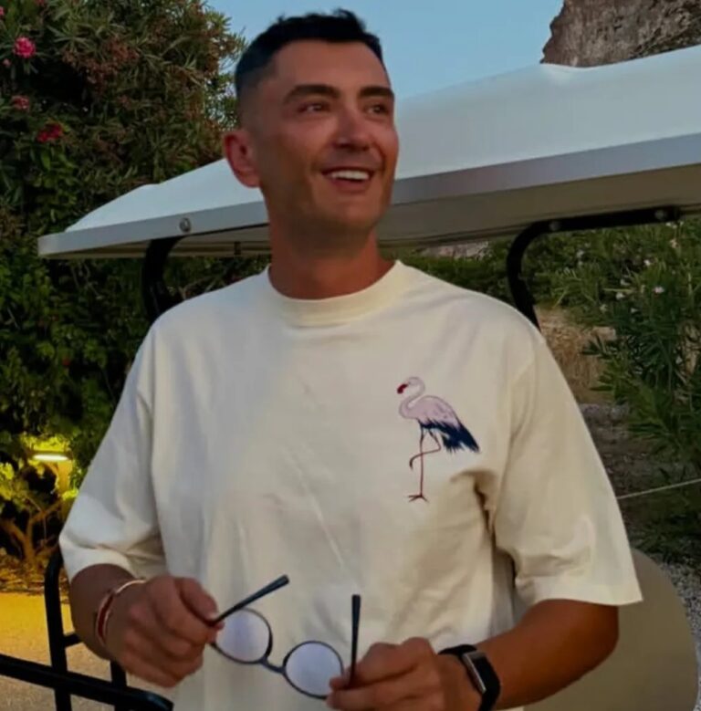Rrjeti po zien: Drini Zeqo në një romancë me moderatoren e Top-Channel?