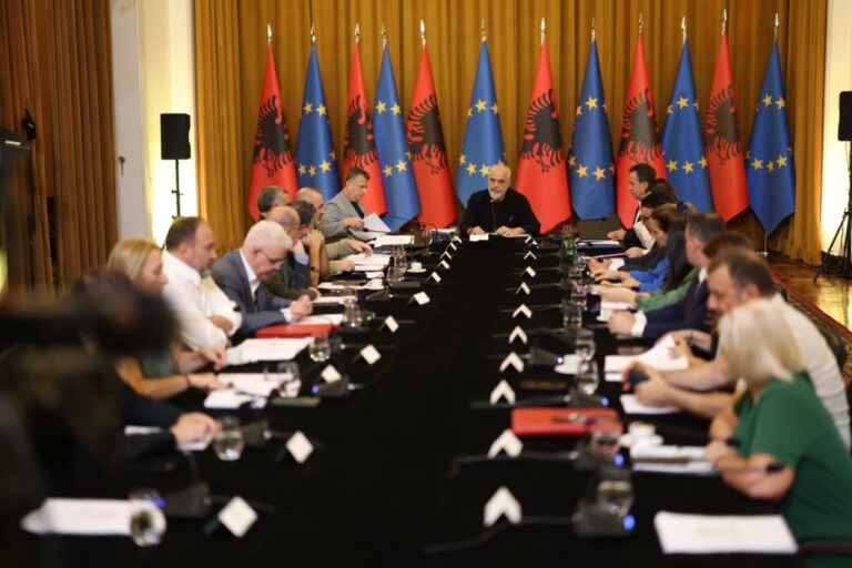 I kërkoi Ramës zgjidhje politike dhe të hapë rrugën, Spiropali nuk shkon në mbledhjen e Grupit Socialist! Zbardhet porosia e kryeministrit për deputetët
