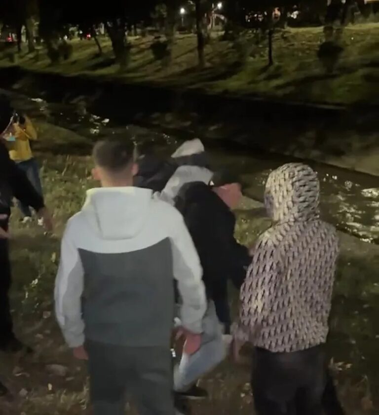 Studentët hedhin në Lanë deputetin, pamjet virale të momentit (VIDEO)