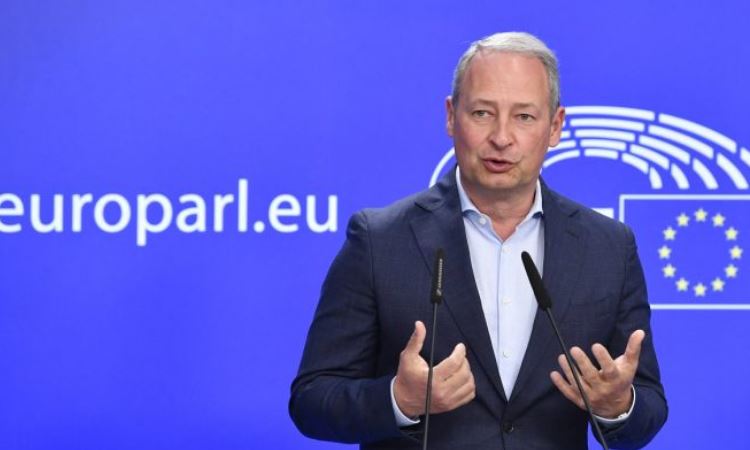 Kaos dhe fIakë në rrugët e Tiranës, raportuesi i Parlamentit Evropian për Shqipërinë i bën thirrjen e fortë!