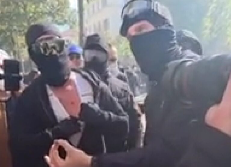 PËRSHKALLËZOHET PROTESTA/ Policia përdor për herë të parë a*mët, qëIIohet me pIumba gome drejt të rinjve (VIDEO)