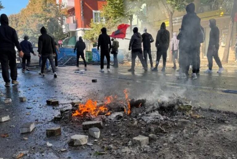 ‘Na kanë dh*nuar dhe na…’ 15 vjecari që u arr*stua gjatë protestës, tregon detaje të rënda!