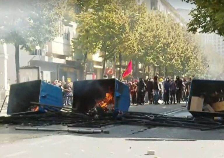 K*os dhe fIakë te Rruga e Durrësit, Policia nxjerr autobotin e ujit dhe efektivët përballë studentëve