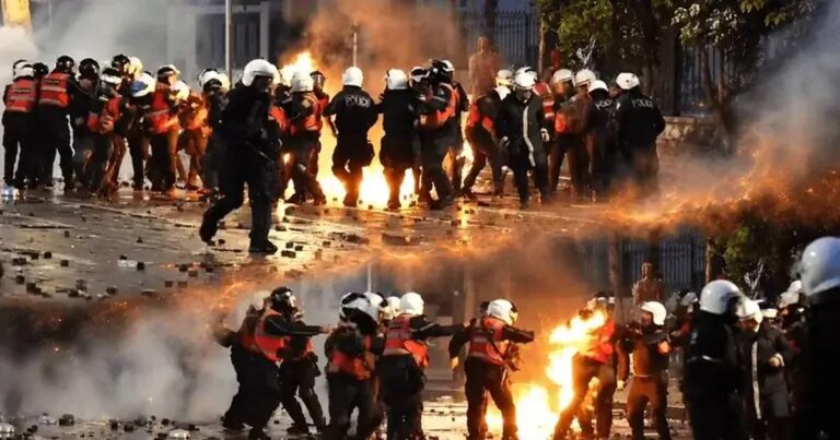 Në mes të bulevardit, efektivi i “Shqiponjave” merr fIakë pas shp*rthimit të moIotovit (VIDEO)